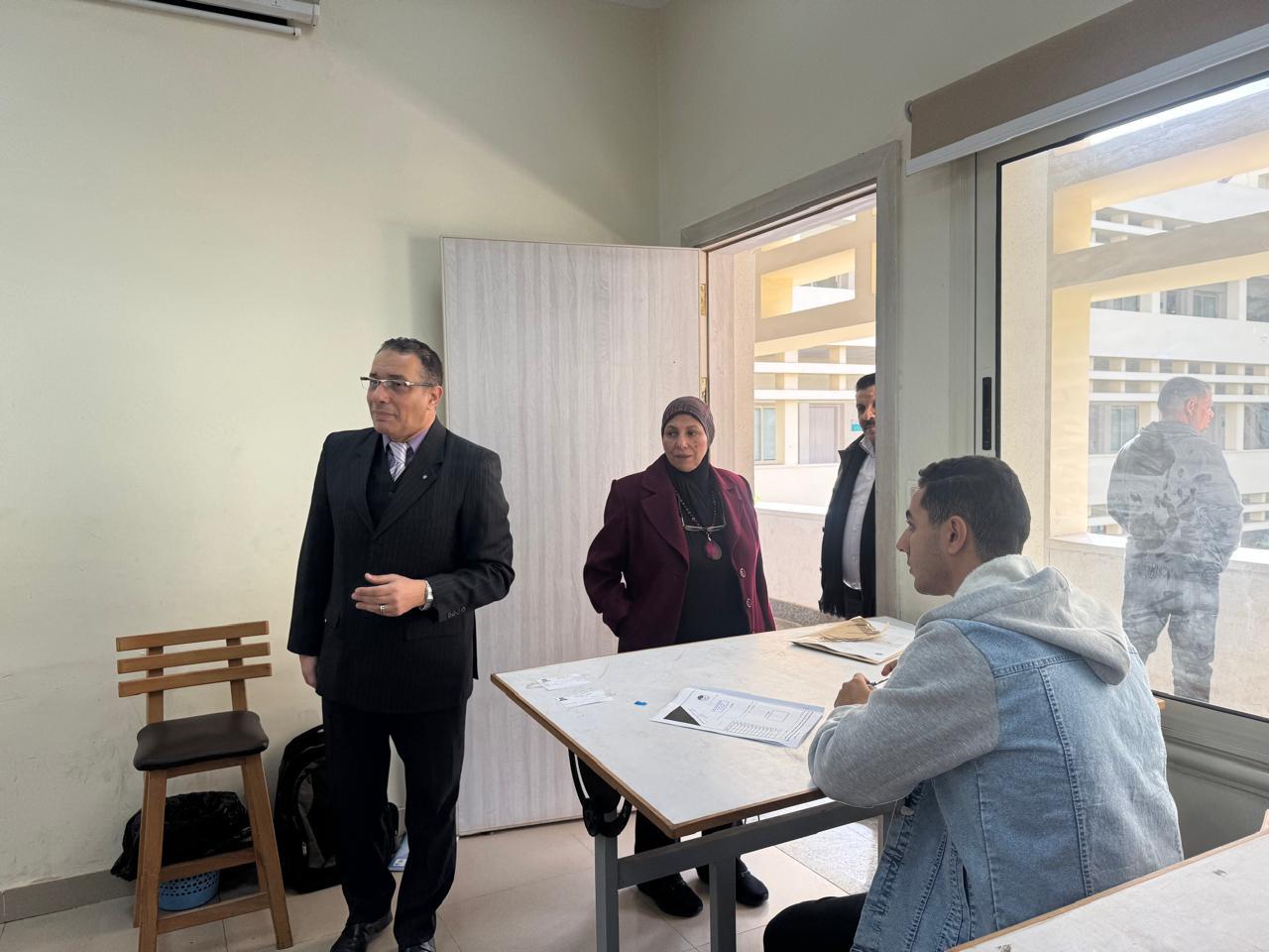  عميد كلية الفنون التطبيقية يتفقد سير امتحانات الفصل الدراسي الأول للعام الجامعي 2025/2026 